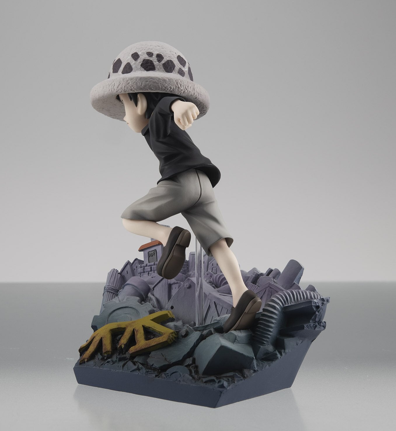 G.E.M. Series One Piece Trafalgar Law: Run! Run! Run! – Premium MegaHouse Figure