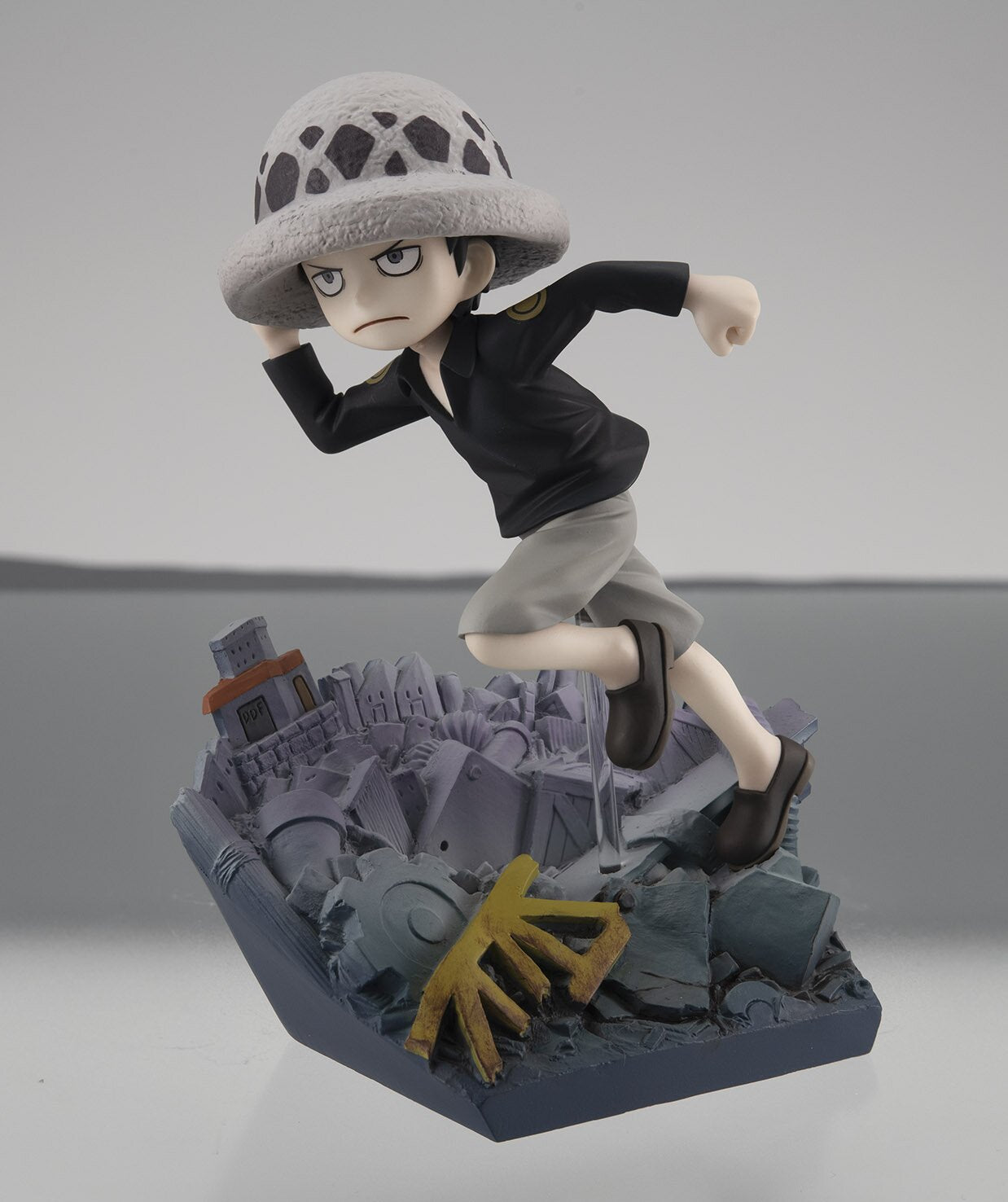 G.E.M. Series One Piece Trafalgar Law: Run! Run! Run! – Premium MegaHouse Figure