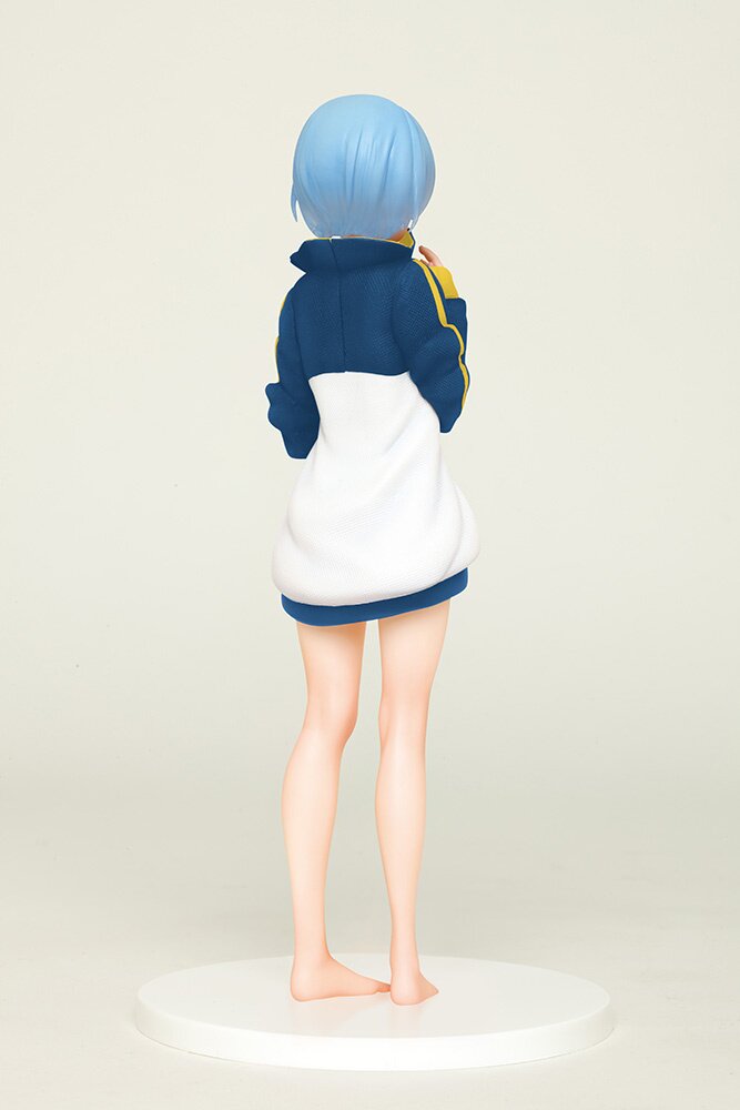 Rear view displaying the figure’s sculpted hair and jersey folds.