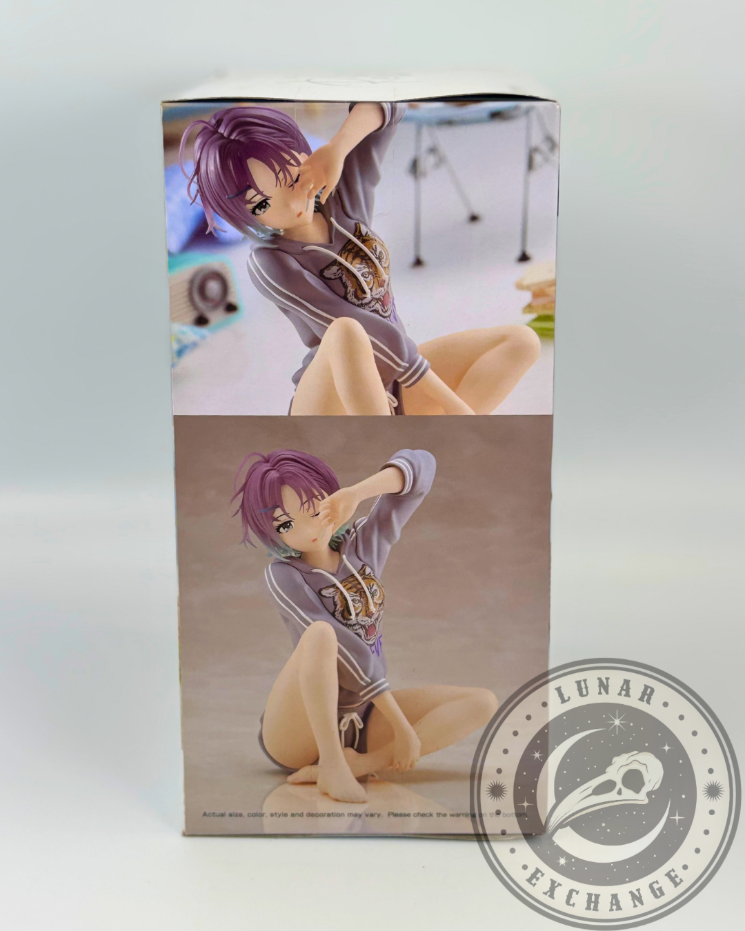 Side view of figure box with full artwork of Asakawa Touko in sitting pose from Idolmaster Shiny Colors.